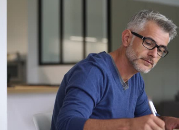 4 tips on building wealth: Expert investment and money management advice!